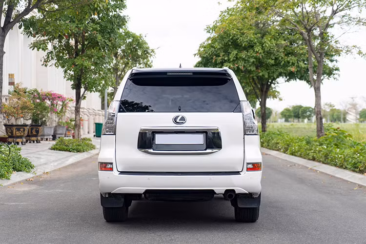 Gương chiếu hậu của GX 460 có đầy đủ tính năng chỉnh điện, tự động điều chỉnh khi lùi, chống chói và nhớ vị trí. Bộ la-zăng hợp kim nhôm 18 inch đa chấu đi kèm lốp dày giúp tối ưu hiệu suất vượt địa hình. Đuôi xe có bố cục khá đơn giản với cặp đèn hậu đặt dọc, trong khi cửa cốp có logo Lexus, tên thương hiệu, tên xe và khu vực gắn biển số. 
