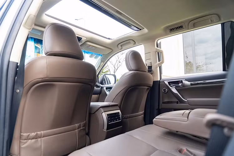 Lexus GX 460 2022 sở hữu loạt công nghệ an toàn tiên tiến như 10 túi khí, phanh ABS/BA/EBD, hệ thống ổn định thân xe, kiểm soát lực bám đường, hỗ trợ khởi hành ngang dốc, hỗ trợ xuống dốc, cảnh báo áp suất lốp, cảm biến khoảng cách trước/sau và camera 360 độ.