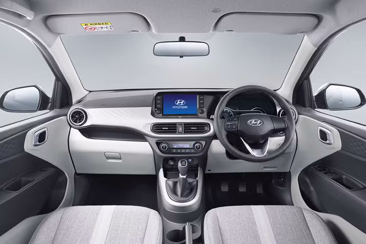 Các trang bị an toàn và thông số chính xác chưa được công bố. Theo nhiều nguồn tin cho hay, Hyundai sẽ phân phối Grand i10 2020 tại Ấn Độ với tổng cộng 10 biến thể, trong đó 7 biến thể chạy máy xăng và 3 biến thể chạy máy dầu. Về truyền động, Hyundai Grand i10 2020 sẽ sử dụng chung nền tảng độn cơ với thế hệ hiện tại.