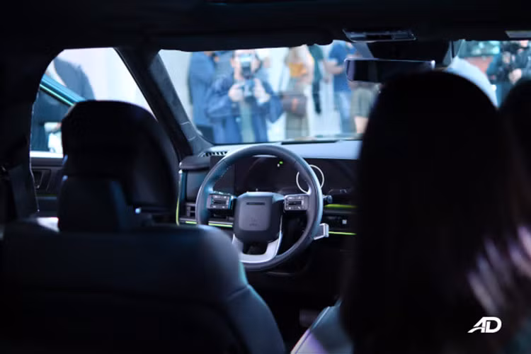 Đuôi xe SantaFe mới cũng được thiết kế vuông vức giống phần đầu, tạo nên tổng thể hầm hố mang đặc trưng SUV off-road. Tuy nhiên, so với đầu xe, phần đuôi có phần đơn giản, với điểm nhấn là cụm đèn hình chữ H.