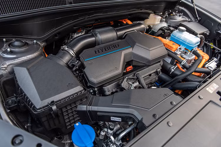 Đáng chú ý, ở phân khúc SUV 7 chỗ hiện mới chỉ có đối thủ của Hyundai SantaFe là "người đồng hương" Kia Sorento có thêm tuỳ chọn hybrid và Plug-in hybrid. Cụ thể, tại thị trường Việt Nam, giá bán của Kia Sorento hybrid bản Premium là 1,399 tỷ đồng và phiên bản Signature là 1,539 tỷ đồng.