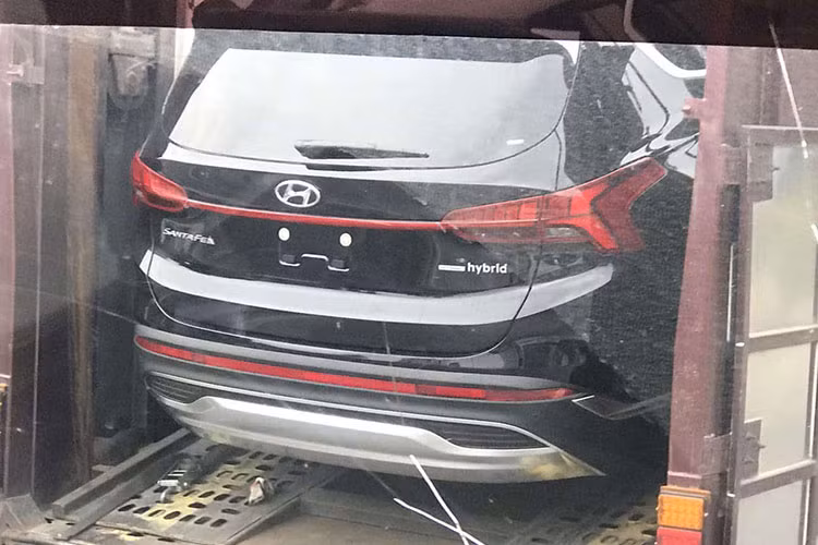 Theo thông tin từ tư vấn bán hàng, biến thể hybrid của Hyundai SantaFe 2023 đã được lắp ráp hoàn chỉnh tại nhà máy, qua đó cho thấy nó sẽ sớm được tung ra thị trường. Tuy nhiên, Hiện nhà phân phối TC Motor vẫn chưa đưa ra bất kỳ xác nhận chính thức nào về thời gian ra mắt phiên bản SantaFe này.