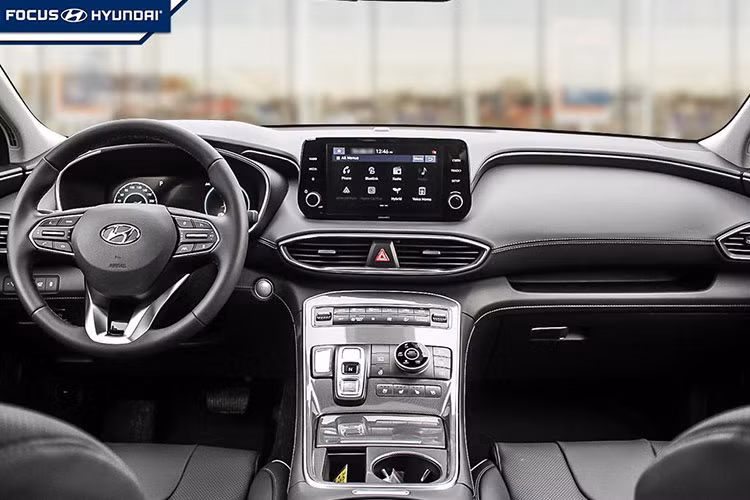 Dựa trên dữ liệu được đăng ký, SantaFe hybrid tại thị trường Việt Nam được trang bị động cơ xăng Smartstream 1.6L có khả năng tạo ra công suất 180 mã lực và mô-men xoắn cực đại 264,8 Nm, kết hợp với nó là mô-tơ điện công suất 44,2kW và Mô-men xoắn 264 Nm. Khi hoạt động, các hệ thống này tạo ra tổng công suất 230 mã lực và mô-men xoắn 350 Nm. Ngoài ra, xe được trang bị cơ chế dẫn động 4 bánh.