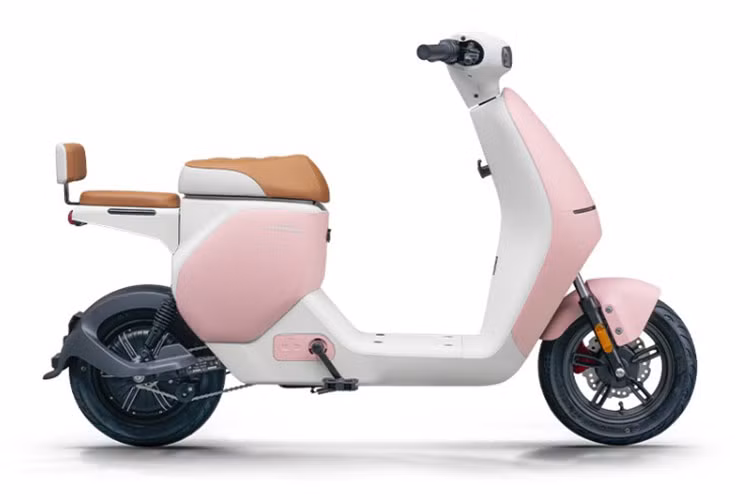 Chiếc xe điện Honda U-Qe 2024 này vẫn có bàn đạp để người sử dụng có thể dùng trong trường hợp hết pin. Tuy nhiên, bàn đạp có thể gập lại giấu kín thông minh.