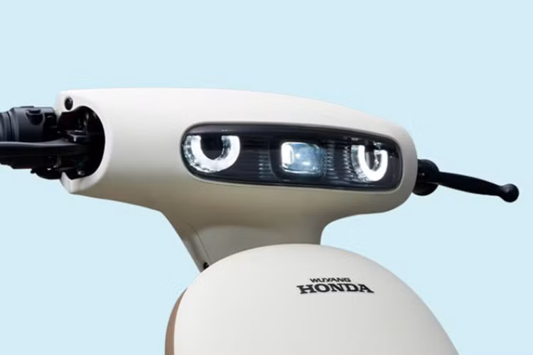 Về tổng thể, Honda U-Qe đem tới những đường nét gọn gàng và mềm mại với đầu xe thuôn dài và sử dụng công nghệ LED trong chiếu sáng để đảm bảo độ sáng tối ưu cho hành trình trong điều kiện thiếu sáng. Đèn xi nhan cùng đèn định vị ban ngày và đèn chiếu hậu cũng đều sử dụng công nghệ LED hiện đại.
