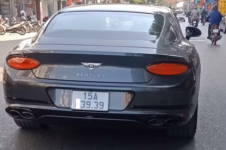 Theo cư dân mạng, cặp biển số “15A-x39.39” của chiếc Bentley Continental GT V8 2020 đầu tiên tại Việt Nam tuy không có độ nổi bật cao như các loại biển tứ quý hay ngũ quý nhưng giá trị của nó cũng không hề tầm thường. Trong quan niệm của nhiều người, cặp số 39 thường được gọi là “thần tài” và mang tới sự may mắn.