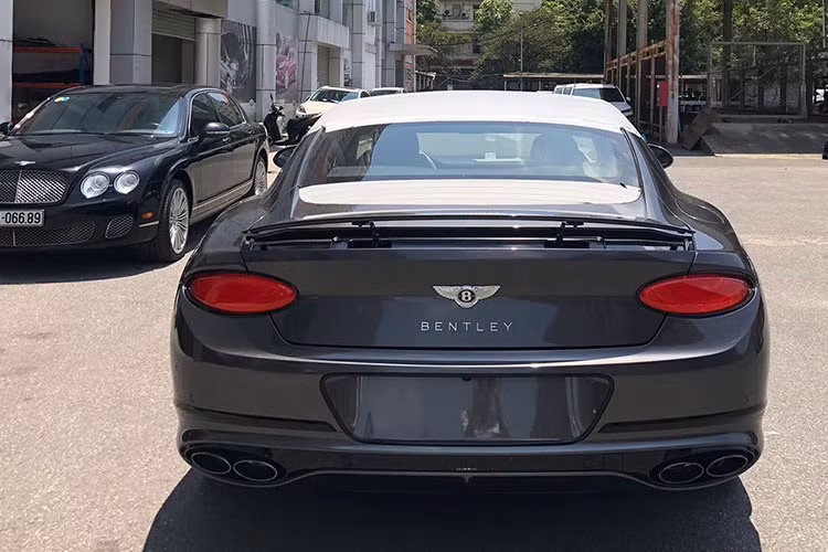 Bentley Continental GT V8 tất nhiên sẽ chậm hơn một chút so với bản W12 mạnh mẽ, Continental GT V8 Coupe cần 3,9 giây để tăng tốc từ 0 - 96 km/h trong khi W12 Coupe chỉ cần 3,7 giây để đạt 0 - 100 km/h. Xe dùng động cơ tăng áp kép V8 4.0 lít 8 xi-lanh sản sinh 542 mã lực và 770Nm mô-men xoắn cực đại, tốc độ tối đa của Continental GT V8 là 318 km/h.