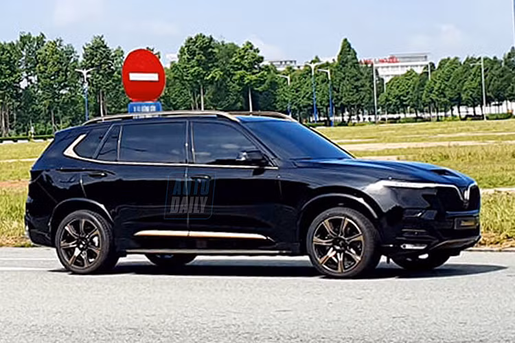 Mẫu xe này có số lượng giới hạn khoảng 500 chiếc đi kèm mức giá xe VinFast President mới dự kiến sẽ ngang tầm phân khúc SUV cao cấp đang bán ra tại Việt Nam hiện nay ở mức khoảng hơn 7 tỷ đồng. Như vậy, VinFast President hứa hẹn sẽ sở hữu kiểu dáng thiết kế cùng rất nhiều các trang bị hiện đại, cao cấp, xứng tầm đẳng cấp giới thượng lưu.