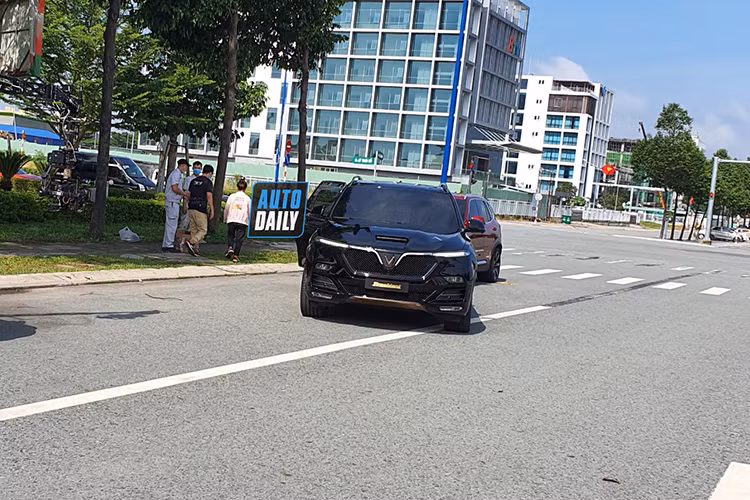 Những đường gân dập nổi sắc nét trên nắp ca-pô tô đậm vẻ đẹp khỏe khoắn và hầm hố của chiếc SUV hạng sang VinFast President. Đặc biệt, trên nắp ca-pô còn xuất hiện lỗ thông gió cỡ lớn khiến chiếc xe trông cơ bắp và "ngầu" hơn. Trong khi đó, màu sơn ngoại thất đen mờ càng khiến chiếc xe “chủ tịch” này trở nên sang trọng và cuốn hút hơn. 