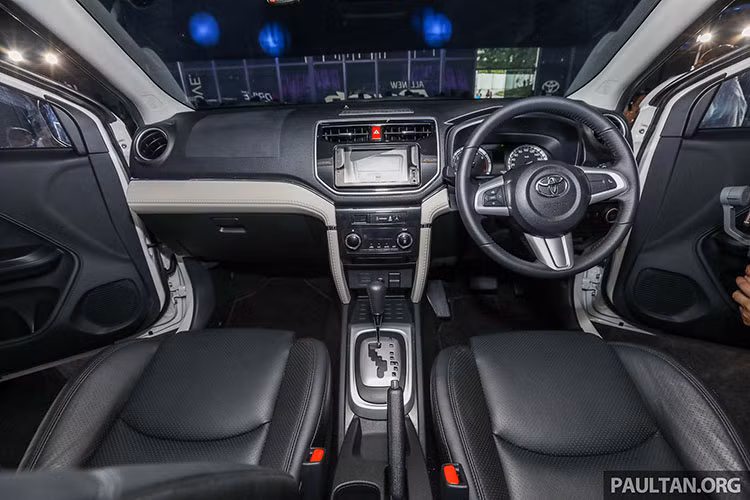 Nội thất của Toyota Rush mới giống với bản ở Việt Nam. Nhưng xe trông thể thao và cao cấp hơn một chút nhờ vào nội thất bọc da đen ở bản 1.5S (bản 1.5G vẫn là nỉ). Ở Việt Nam thì bản Rush S 1.5L vẫn chỉ dùng ghế bọc nỉ. Xe có 7 chỗ ngồi, bố trí theo kiểu 2-3-2 với hàng ghế 2 gập 60:40, hàng ghế 3 gập 50:50.