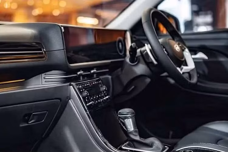 Ngoà ra, phiên bản động cơ diesel tăng áp 1.5L: Công suất 115 mã lực, mô-men xoắn 250Nm, đi kèm hộp số sàn hoặc hộp số tự động (chỉ có trên bản EX(O)). 