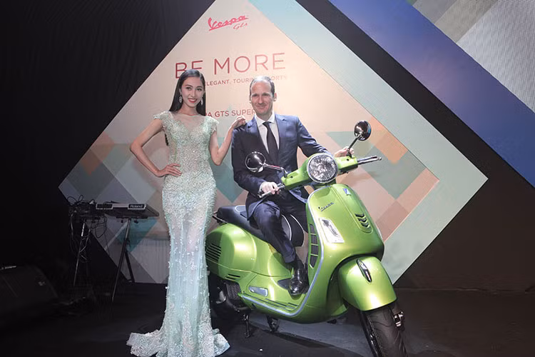 Hãng xe máy Piaggio tại Việt Nam vừa chính thức giới thiệu ra thị trường phiên bản mới của mẫu xe ga Vespa GTS 125 và 300 ABS. Trong lịch sử phát triển của mình, Vespa GTS là dòng xe được yêu thích bậc nhất, kế thừa phong cách “Vespone – xe Vespa kích thước lớn” bất hủ với thân xe bằng thép liền khối của hãng xe máy tại Ý.