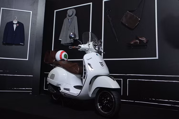 Trang bị an toàn trên Vespa GTS mới sẽ bao gồm hệ thống phanh đĩa đường kính 220 mm, phía sau cũng là phanh đĩa đơn đường kính 220 mm. Cả 2 được tích hợp hệ thống chống bó cứng phanh và chống trơn trượt ABS/ASR. Bánh trước và bánh sau đều sử dụng mâm 12 inch, lốp trước 120/70, lốp sau 130/70.