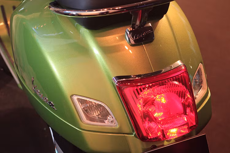 Hệ thống giảm xóc trước của xe được Piaggio trang bị là loại giảm chấn đơn kết hợp lò xo ống lồng, phía sau là giảm chấn hiệu ứng kép với lò xo ống lồng 4 vị trí điều chỉnh. Kính chắn gió phía trước, giá để đồ làm từ kim loại mạ chrome phía sau, cả 2 đều là tùy chọn.