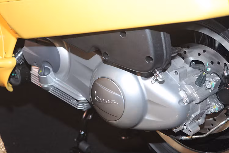 Trong khi đó, Vespa GTS 300 lại được trang động cơ Quasar xy-lanh đơn, 4 kỳ, 4 van, phun xăng điện tử, dung tích 278,3 cc, có công suất tối đa 20,9 mã lực và mô-men xoắn cực đại 22 Nm. Cả hai phiên bản này đều được Piaggio lắp ráp tại nhà máy ở Vĩnh Phúc, Việt Nam.
