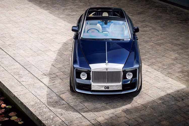 Mới đât, công ty mẹ BMW đã đăng ký nhãn hiệu “Boat Tail” với Văn phòng Sở hữu Trí tuệ EU, tờ Auto Guide đưa tin. Đây có thể là mẫu xe cá nhân hóa sắp tới của Rolls-Royce, sau hiệu ứng vang dội của mẫu Sweptail năm ngoái. Như vậy mẫu siêu xe sang mới "độc nhất vô nhị" của Anh quốc sẽ mang tên Rolls-Royce Boat Tail mới.