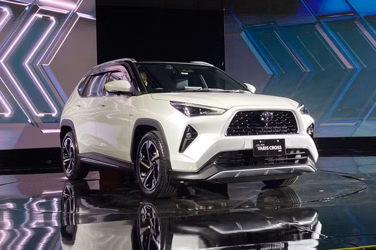 Sau chưa đầy một ngày ra mắt tại thị trường Indonesia, mẫu SUV cỡ B là Yaris Cross hoàn toàn mới nhà Toyota đã được một số tư vấn bán hàng tại Việt Nam nhận cọc trước. Mức giá xe Toyota Yaris Cross 2023 tại Việt Nam dự kiến khoảng trên dưới 700 triệu đồng. 