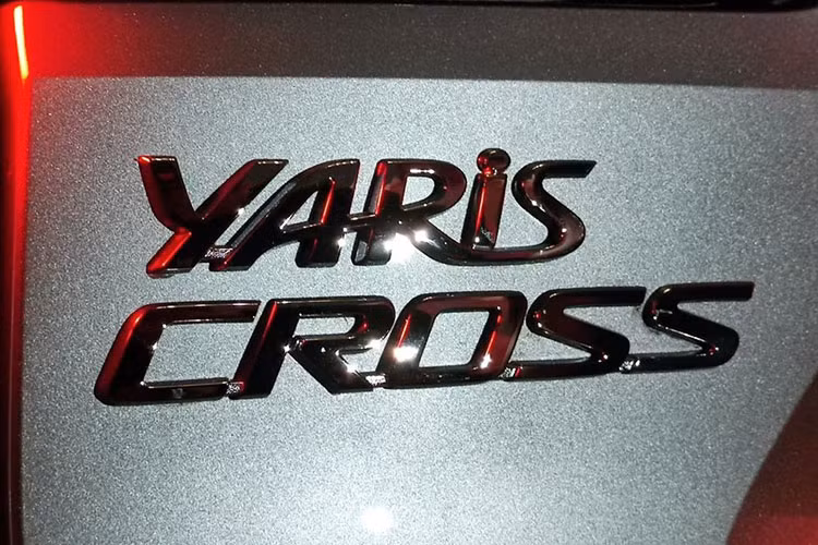 Xe được định vị ở phân khúc SUV hạng B, lớn hơn Raize và nhỏ hơn Corolla Cross và sở hữu số đo ba vòng dài x rộng x cao lần lượt là 2.620 mm, 4.310 x 1.770 x 1.615 mm và chiều dài cơ sở 2.620 mm. Với kích thước này, Yaris Cross tại thị trường Indonesia sẽ nhỉnh hơn đôi chút so với xe đang bán tại Châu Âu (4.180 x 1.765 x 1.560 mm, trục cơ sở 2.560 mm). 