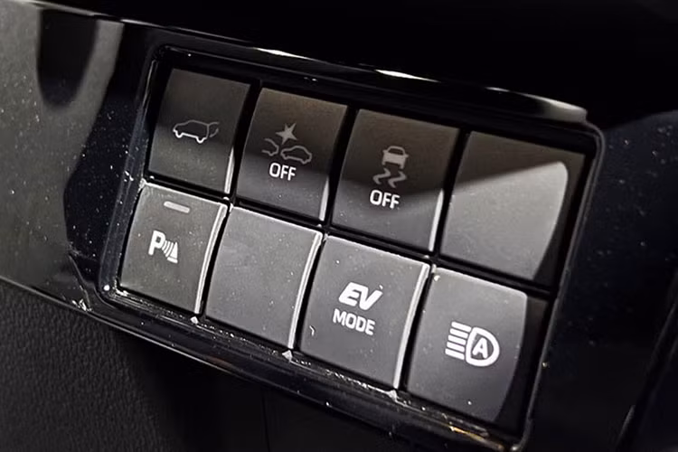 Toyota Yaris Cross 2023 mới tại Indonesia được trang bị các tính năng hỗ trợ lái an toàn, tiên tiến như: 6 túi khí, camera 360 độ, cảnh báo điểm mù, cảnh báo phương tiện cắt ngang phía sau và gói TSS.