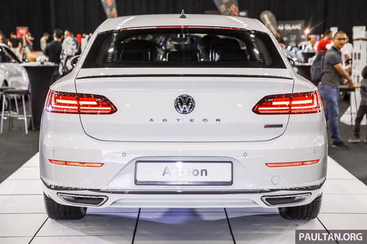 Sở hữu ngôn ngữ thiết kế quen thuộc của Volkswagen nhưng so với các dòng xe khác của hãng, Arteon nổi bật và quyến rũ hơn nhiều. Điểm nhấn độc đáo nhất của chiếc xe là cụm lưới tản nhiệt nhập làm một với đèn pha trước, với các chóa pha LED được ngăn với nhau bởi các nan lưới tản nhiệt.