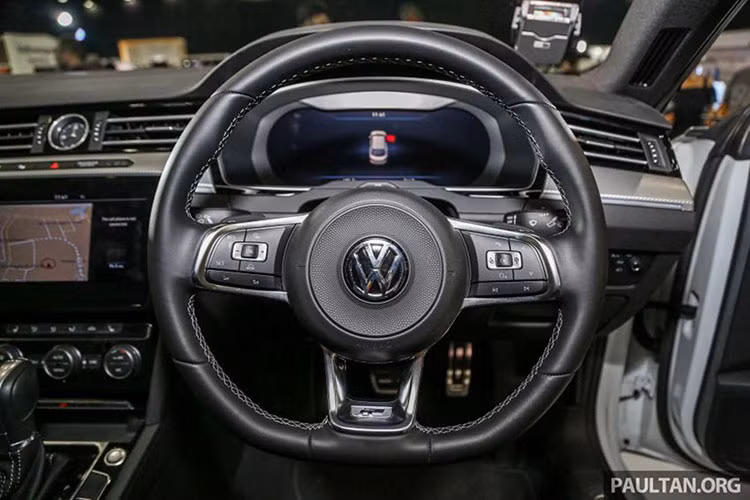 Nhờ có trục cơ sở lớn, Arteon có không gian để chân cho người ngồi hàng ghế sau lớn nhất trong phân khúc. Dù có vòm mui dạng coupe nhưng khoảng đầu và lưng của hàng ghế sau cũng tương đối rộng rãi. Bên cạnh đó, chiếc xe cũng có khả năng dành cho ngồi 3 người ở hàng ghế sau.