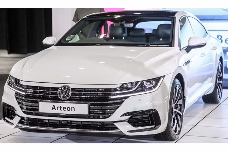 Những chiếc Arteon trưng bày được mang đến từ đất nước láng giềng Singapore, chính vì thế những trang bị trên xe sẽ khác với phiên bản tại thị trường Malaysia sau khi xe được bán ra. Mẫu xe Volkswagen Arteon 2019 được định vị cao hơn Passat và đi kèm với giá bán cao hơn.
