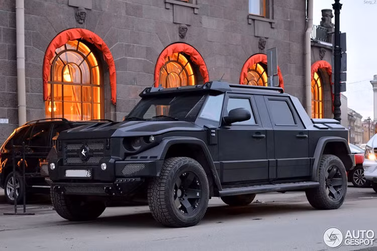 SUV Dartz Kombat được thiết kế giống sự kết hợp giữa Hummer và xe tăng. Cửa sổ kính của xe dày 3 inch và các cánh cửa bằng thép tấm để đối phó với các cuộc tấn công bên ngoài, đảm bảo an toàn cho người trong xe.