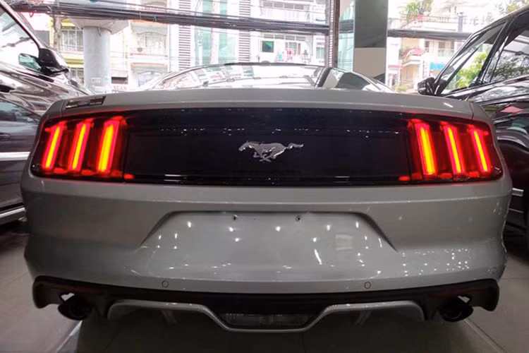 Nhờ động cơ Ecoboost dung tích nhỏ 2.3L nhưng hiệu suất cao, thuế của xe cũng phải nộp ở mức thấp hơn, có lợi về giá.