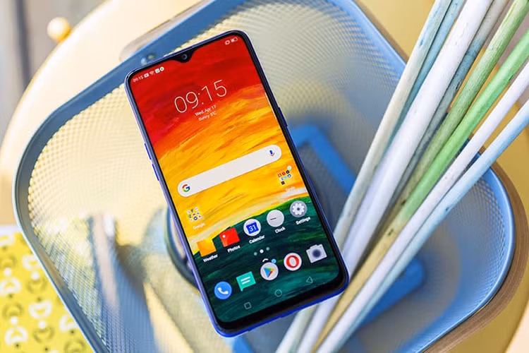 Về phía màn hình, Realme 3 Pro vẫn tiếp tục sử dụng thiết kế màn hình giọt nước, sử dụng tấm nền LCD với kích thước 6,3 inch có độ phân giải FullHD+. Màn hình này được thiết kế với các viền được tối ưu mỏng nhất có thể, nhưng phần cằm phía dưới của màn hình vẫn còn khá dầy.