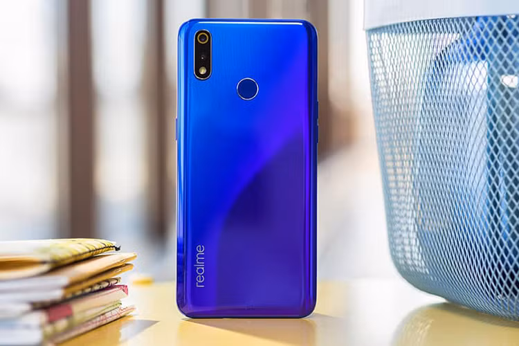 Realme 3 Pro mới sở hữu thiết kế có phần khác biệt so với phiên bản tiền nhiệm. Ở mặt lưng của máy được phủ lên một lớp màu gradian chuyển đổi giữa hai tông màu khác nhau thay vì đơn sắc như trước. Cụm camera cũng được thay đổi đặt theo chiều dọc.