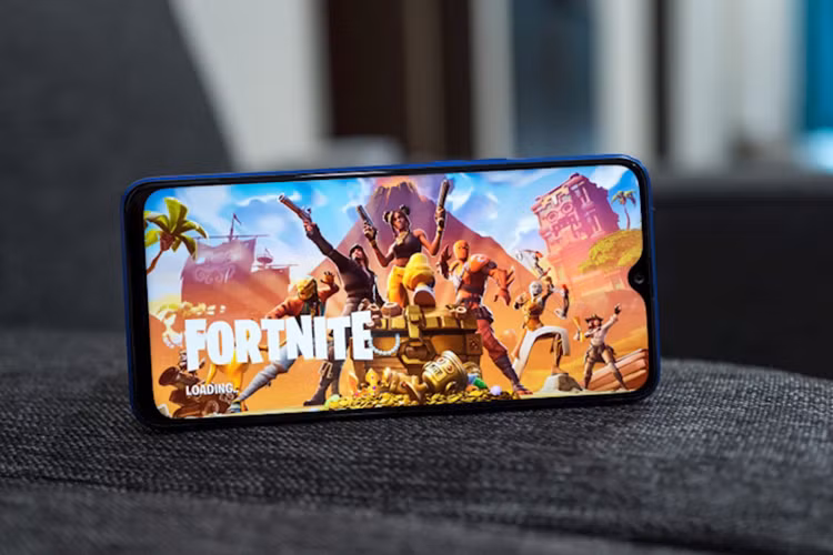 Realme 3 Pro chạy Color OS 6, được xây dựng trên nền Android 9. Giao diện được thiết kế lại nhìn hiện đại hơn, ngoài ra, còn có thêm tính năng kích hoạt nhanh Google Assistant và tắt toàn bộ ứng dụng đang chạy với một chạm. Giá điện thoại Realme 3 Pro về Việt Nam dự tính khoảng 6,5 triệu đồng, bán ra từ 22/6/2019.
