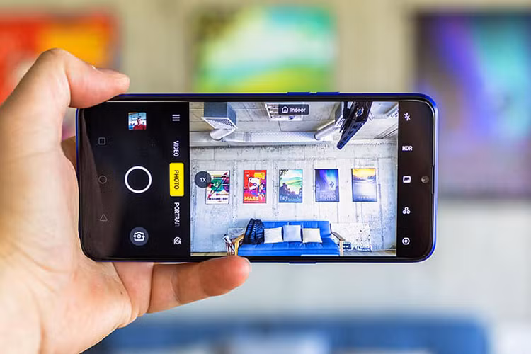 Cấu hình là một trong những điểm nổi bật nhất của dòng Realme 3 Pro. Máy được trang bị chip Snapdragon 710, con chip nổi bật nhất phân khúc tầm trung hiện tại, đi kèm với đó là hai tuỳ chọn RAM 4GB/ bộ nhớ 64GB và RAM 6GB/ bộ nhớ 128GB. Nó được đánh giá cao hơn so với hai đổi thủ được đánh giá cao là Galaxy A50 của Samsung và Vivo V15.