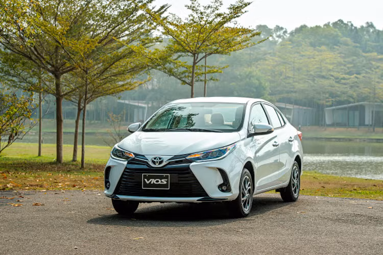 Trong tháng 11 vừa qua, Toyota Vios bán ra 1.985 xe, giảm 212 xe so với tháng 10 (2.197) xe. Với kết quả này, Vios bị tụt 3 bậc xuống vị trí thứ 5 trong bảng xếp hạng Top 10 ôtô bán chạy nhất Việt Nam tháng 11/2022. Hiện, Toyota Vios được lắp ráp trong nước với tổng cộng 6 phiên bản, tăng 1 phiên bản đặc biệt (Vios GR-S) so với trước.