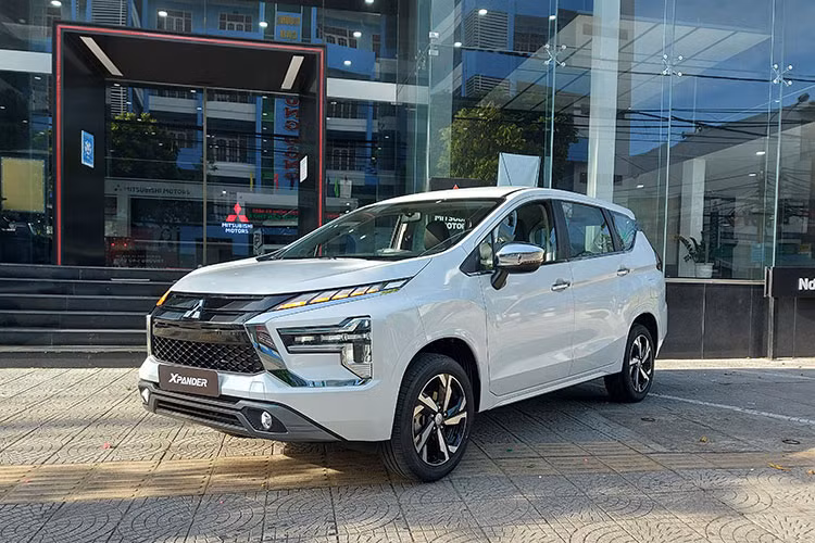 Mitsubishi tiếp tục là mẫu xe có doanh số tăng trưởng mạnh trong tháng 11 vừa qua, với 2.370 xe được bán ra. Kết quả này, giúp Xpander đứng ở vị trí thứ 2 trong bảng xếp hạng và vẫn là mẫu xe bán chạy nhất phân khúc MPV tháng 11. Mitsubishi Xpander bản nâng cấp 2022 mới được ra mắt vào ngày 13/6 và được phân phối với 4 phiên bản là MT, AT, AT Premium và Xpander Cross.