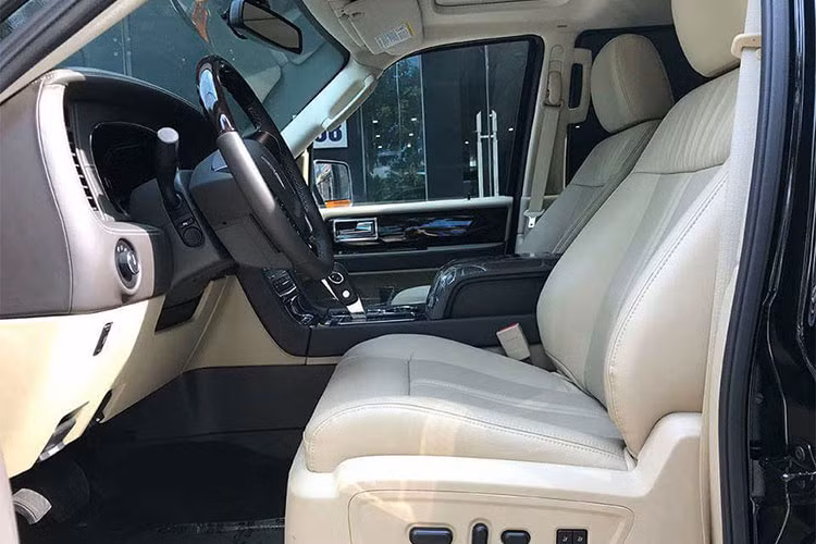 Mẫu xe này cũng được trang bị hệ thống thông tin giải trí SYNC, kết nối Bluetooth và tính năng thực hiện cuộc gọi cũng như chọn nhạc bằng giọng nói hoặc nút bấm trên vô lăng. Ngoài ra, xe còn có thể đọc tin nhắn thoại bằng tiếng để người lái tập trung vào đường phía trước.
