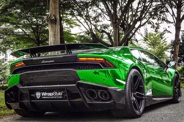 Cách độ này vừa mang đến cho siêu xe Lamborghini Huracan có trọng lượng nhẹ hơn so với tiêu chuẩn, bên cạnh đó giúp ngoại hình của "siêu bò" trở nên dữ dằn hơn rất nhiều so với nguyên bản của nhà sản xuất.