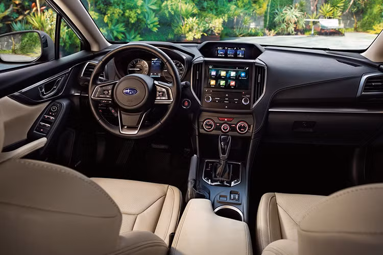 So với phiên bản cũ, Impreza có nội thất được thiết kế với vẻ cao cấp hơn nhờ có các chi tiết đẹp mắt cùng hệ thống thông tin giải trí với màn hình lớn trên bảng điều khiển trung tâm. Cũng giống như chiếc Levorg, phía trên bảng táp-lô là một màn hình hiển thị đa thông tin nhỏ khác.