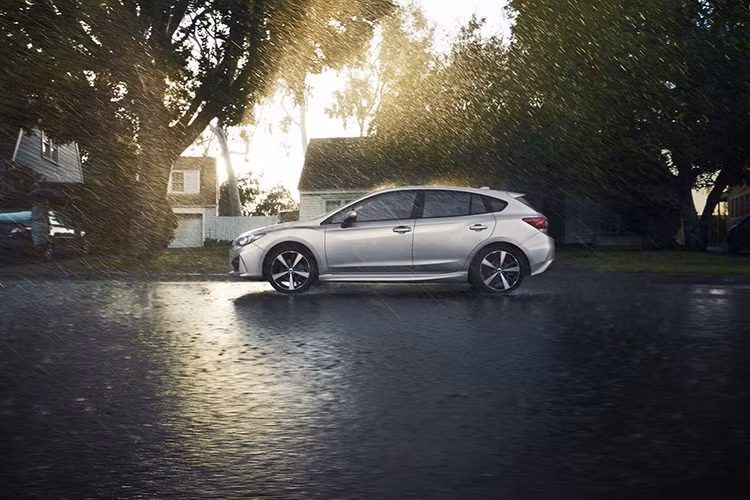 Cả 2 kiểu thân xe của Impreza là sedan và hatchback 5 cửa sẽ đều sử dụng động cơ 4 xi-lanh nằm ngang Boxer nạp khí tự nhiên với công suất tối đa 150 mã lực và hộp số tự động vô cấp CVT. 2 lựa chọn hệ dẫn động cho chiếc xe sẽ là cầu trước hoặc 4 bánh toàn thời gian.