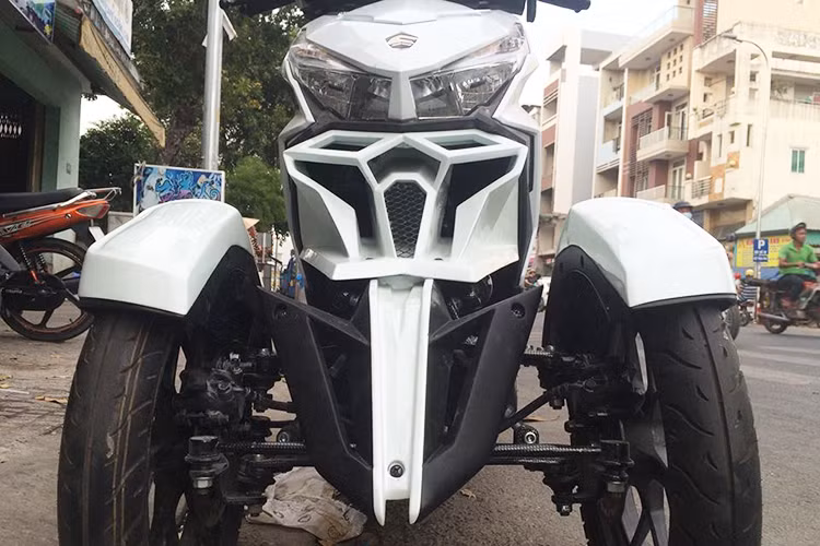 Ở phần đầu xe, hai bánh trước được thợ độ xe Sài Gòn gia cố bằng một bộ kit giúp chiếc xe không chỉ vững vàng hơn, mà còn có thể di chuyển êm ái trên đường cũng như vào cua hay di chuyển một cách tiện dụng trên đường phố đông đúc.