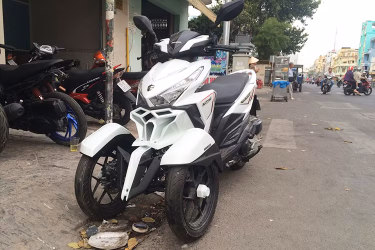 Hiện xe Honda Click 125i được bán ra tại các đại lý nhập khẩu xe máy tư nhân với giá từ trên 50 đến 55 triệu đồng. Tại thị trường Thái Lan, mẫu xe tay ga này được niêm yết với giá khoảng 32 triệu đồng và đang được rất nhiều khách hàng trẻ ưa chuộng.