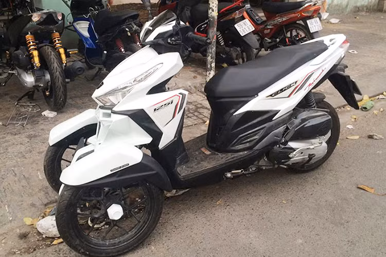 Kể từ lần đầu ra mắt tại thị trường Việt Nam, mẫu xe tay ga Honda Click 125i đã thu hút khá nhiều người tiêu dùng tại khu vực phía Nam. Đây được coi là "người anh em" của Honda Air Blade nhưng được tin tưởng về độ bền hơn bởi được nhập khẩu nguyên chiếc từ Thái Lan. Mức giá bán của mẫu xe này cũng cao hơn khá nhiều so với Air Blade 125.