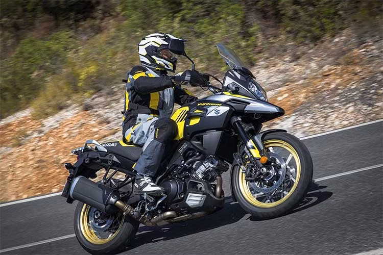 V-Strom sở hữu khối động cơ V-Twin DOHC 1037 cc với các công nghệ mới như piston tương tự xe đua F1, kim phun nhiên liệu 10 lỗ... với công suất 90 mã lực và mô-men xoắn cực đại 90 Nm. So với các đối thủ, V-Strom không "bốc" bằng nhưng lại dễ điều khiển hơn, đặc biệt có mô-men xoắn ở dải vòng tua tầm trung khá lớn