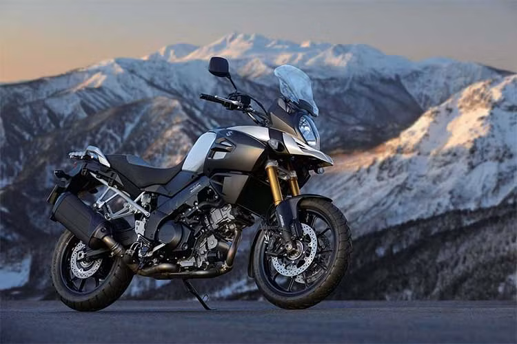 Ra mắt lần đầu vào năm 2002, mẫu môtô Suzuki V-Strom 1000 là dòng xe đường trường đa địa hình (adventure) được thương hiệu Suzuki thiết kế để cạnh tranh với các đối thủ tới từ châu Âu và Nhật Bản khác nhau như BMW R1150/1200GS, Ducati Multistrada, Kawasaki Versys...