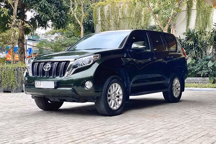 Hiện những phiên bản mới nhất cuả xe đang có mặt tại các đại lý của Toyota tại Việt Nam với mức giá 2,340 tỷ đồng và có 8 lựa chọn màu sắc. Theo tìm hiểu của PV, những phiên bản đang được bán ra tại đại lý xe hơi tư nhân Hà Nội này cũng ngang bằng với mức giá chính hãng đang niêm yết hiện nay.