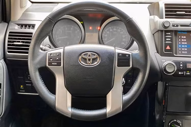 Về nội thất, mẫu xe SUV Toyota Prado 2016 sử dụng vô lăng da 4 chấu tích hợp các phím bấm bao gồm; điều khiển hệ thống âm thanh, phím đàm thoại rảnh tay thông qua kết nối Bluetooth, phím điều khiển màn hình đa thông tin MID. Bảng đồng hồ optitron hiển thị sắc nét được thiết kế mới sang trọng tích hợp màn hình đa thông tin TFT màu.