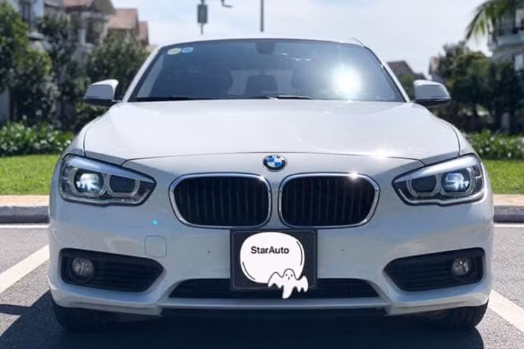 BMW 118i gây ấn tượng bởi bộ lưới tản nhiệt được tinh chỉnh với các nan xếp dọc, đường nét dứt khoát, cụm đèn pha với thiết kế mạnh mẽ kết hợp với đường gân quen thuộc dạng chữ V trên nắp ca-pô tạo thành tổng thể hài hòa. Thiết kế bên sườn của xe với đường gân kéo dài từ vòm bánh trước đến cụm đèn hậu, xuyên qua và kết hợp hài hòa với tay nắm cửa.