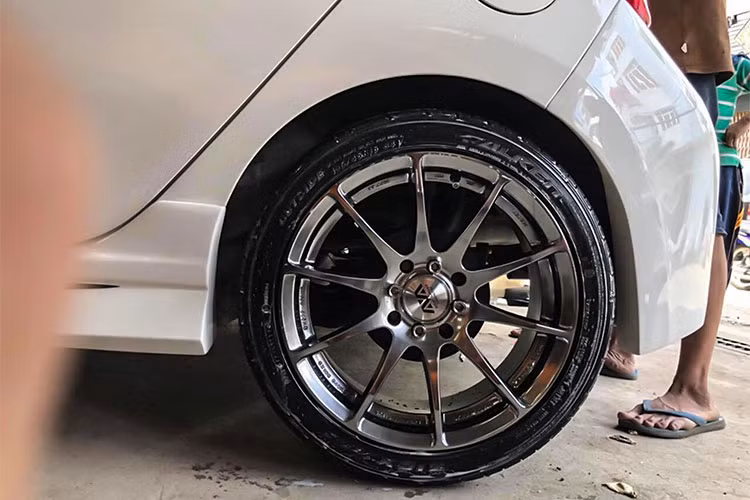 Đáng tiếc là bộ đèn trước sau của xe Kia Morning MT độ này vẫn còn nguyên bản, chưa chuyển sang sử dụng bóng LED hay đèn pha Projector. Chưa rõ mức giá của bản độ thể thao này cho Kia Morning trong bài viết, tuy nhiên chắc chắn nó sẽ không quá đắt đỏ như xe sang hay siêu xe. 