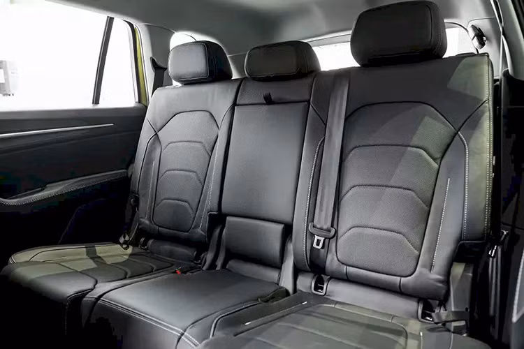 Đúng như tên gọi, mẫu SUV hạng D này ở Việt Nam chỉ có 1 loại động cơ là máy xăng 4 xi-lanh, tăng áp, dung tích 2.0L được bê nguyên từ đời cũ sang. Ở thế hệ mới, động cơ kể trên cho công suất tối đa 190 mã lực và mô-men xoắn cực đại 320 Nm. So với phiên bản cũ, động cơ này mạnh hơn 10 mã lực. Sức mạnh được truyền tới bánh thông qua hộp số tự động ly hợp kép ướt 7 cấp và hệ dẫn động 4 bánh.