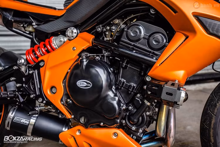 Là bản độ đến từ K-Speed - một hãng chuyên độ xe tại Thái Lan, mẫu xế độ Kawasaki ER-6N này không chỉ dữ dàn về ngoại hình mà còn khá ổn định và mạnh mẽ khi được trang bị hàng loạt những món đồ choei hàng hiệu đắt giá, đầy mạnh mẽ và cá tính.
