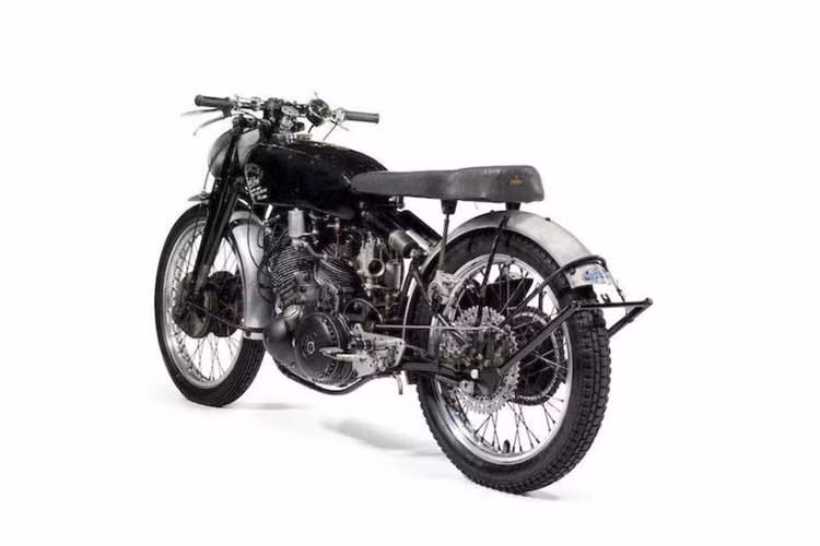 Trải qua 68 năm tồn tại, chiếc Vincent Black Lightning trong bài viết này chỉ mới đi được chỉ 8.587 km (5.336 dặm) tính theo ODO trên đồng hồ. Trong lịch sử chỉ có đúng 30 chiếc Black Lightning được tạo ra và hoàn toàn là loại nguyên gốc chứ không phải loại đã qua phục hồi.